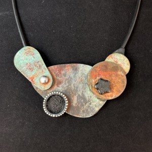 Rusted swivelling artifacts necklace